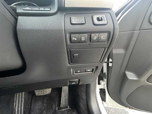 レクサス ＬＳ 460 バージョンC Iパッケージ 愛知県 2016(平28)年 2.3万km ソニッククォーツ 禁煙車/純正メモリナビ/　AM/FM/BT/CD/DVD/AUX/USB/フルセグTV/LEXUSプレミアムサウンド/サンルーフ/前席パワーシート/前席エアシート/シートヒーター/前席ポジションメモリシート/N席オットマン/ステアリングヒーター/ウッドコンビステアリング/本革巻きステアリング/クルーズコントロール（ACC）/ブラインドスポットモニター（BSM）/前後クリアランスソナー（ICS）/オートマチックハイビーム（AHB）/バックカメラ/電子オートパーキング/横滑り防止装置/ビルトインETC2.0/オートライト/三眼LEDヘッドライト/フォグランプ/USB入力端子/リアサンシェード/純正フロアマット/純正19インチAW/W＋サイドエアバッグ/スペアキー/カードキー