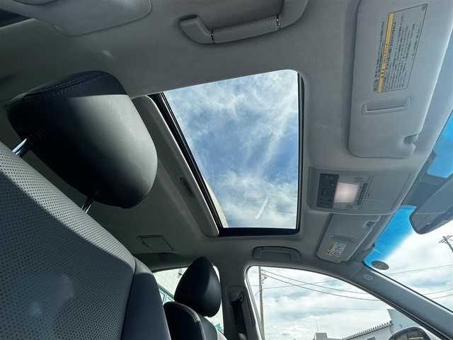 レクサス ＬＳ 460 バージョンC Iパッケージ 愛知県 2016(平28)年 2.3万km ソニッククォーツ 禁煙車/純正メモリナビ/　AM/FM/BT/CD/DVD/AUX/USB/フルセグTV/LEXUSプレミアムサウンド/サンルーフ/前席パワーシート/前席エアシート/シートヒーター/前席ポジションメモリシート/N席オットマン/ステアリングヒーター/ウッドコンビステアリング/本革巻きステアリング/クルーズコントロール（ACC）/ブラインドスポットモニター（BSM）/前後クリアランスソナー（ICS）/オートマチックハイビーム（AHB）/バックカメラ/電子オートパーキング/横滑り防止装置/ビルトインETC2.0/オートライト/三眼LEDヘッドライト/フォグランプ/USB入力端子/リアサンシェード/純正フロアマット/純正19インチAW/W＋サイドエアバッグ/スペアキー/カードキー