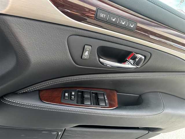 レクサス ＬＳ 460 バージョンC Iパッケージ 愛知県 2016(平28)年 2.3万km ソニッククォーツ 禁煙車/純正メモリナビ/　AM/FM/BT/CD/DVD/AUX/USB/フルセグTV/LEXUSプレミアムサウンド/サンルーフ/前席パワーシート/前席エアシート/シートヒーター/前席ポジションメモリシート/N席オットマン/ステアリングヒーター/ウッドコンビステアリング/本革巻きステアリング/クルーズコントロール（ACC）/ブラインドスポットモニター（BSM）/前後クリアランスソナー（ICS）/オートマチックハイビーム（AHB）/バックカメラ/電子オートパーキング/横滑り防止装置/ビルトインETC2.0/オートライト/三眼LEDヘッドライト/フォグランプ/USB入力端子/リアサンシェード/純正フロアマット/純正19インチAW/W＋サイドエアバッグ/スペアキー/カードキー