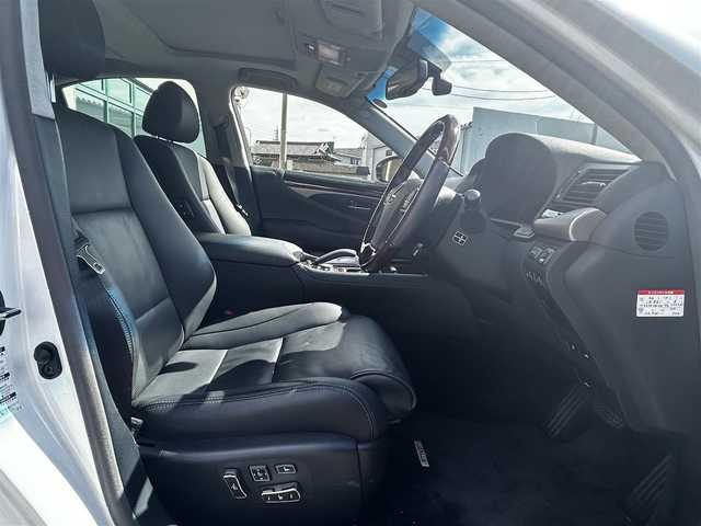 レクサス ＬＳ 460 バージョンC Iパッケージ 愛知県 2016(平28)年 2.3万km ソニッククォーツ 禁煙車/純正メモリナビ/　AM/FM/BT/CD/DVD/AUX/USB/フルセグTV/LEXUSプレミアムサウンド/サンルーフ/前席パワーシート/前席エアシート/シートヒーター/前席ポジションメモリシート/N席オットマン/ステアリングヒーター/ウッドコンビステアリング/本革巻きステアリング/クルーズコントロール（ACC）/ブラインドスポットモニター（BSM）/前後クリアランスソナー（ICS）/オートマチックハイビーム（AHB）/バックカメラ/電子オートパーキング/横滑り防止装置/ビルトインETC2.0/オートライト/三眼LEDヘッドライト/フォグランプ/USB入力端子/リアサンシェード/純正フロアマット/純正19インチAW/W＋サイドエアバッグ/スペアキー/カードキー