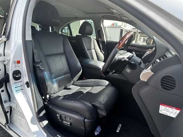 レクサス ＬＳ 460 バージョンC Iパッケージ 愛知県 2016(平28)年 2.3万km ソニッククォーツ 禁煙車/純正メモリナビ/　AM/FM/BT/CD/DVD/AUX/USB/フルセグTV/LEXUSプレミアムサウンド/サンルーフ/前席パワーシート/前席エアシート/シートヒーター/前席ポジションメモリシート/N席オットマン/ステアリングヒーター/ウッドコンビステアリング/本革巻きステアリング/クルーズコントロール（ACC）/ブラインドスポットモニター（BSM）/前後クリアランスソナー（ICS）/オートマチックハイビーム（AHB）/バックカメラ/電子オートパーキング/横滑り防止装置/ビルトインETC2.0/オートライト/三眼LEDヘッドライト/フォグランプ/USB入力端子/リアサンシェード/純正フロアマット/純正19インチAW/W＋サイドエアバッグ/スペアキー/カードキー