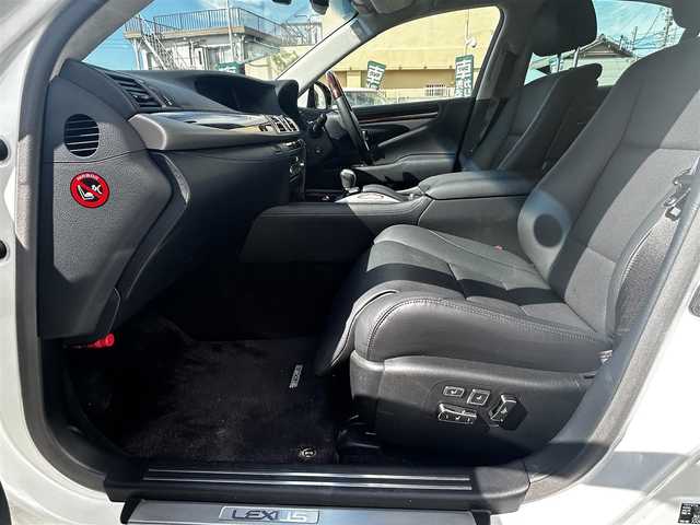 レクサス ＬＳ 460 バージョンC Iパッケージ 愛知県 2016(平28)年 2.3万km ソニッククォーツ 禁煙車/純正メモリナビ/　AM/FM/BT/CD/DVD/AUX/USB/フルセグTV/LEXUSプレミアムサウンド/サンルーフ/前席パワーシート/前席エアシート/シートヒーター/前席ポジションメモリシート/N席オットマン/ステアリングヒーター/ウッドコンビステアリング/本革巻きステアリング/クルーズコントロール（ACC）/ブラインドスポットモニター（BSM）/前後クリアランスソナー（ICS）/オートマチックハイビーム（AHB）/バックカメラ/電子オートパーキング/横滑り防止装置/ビルトインETC2.0/オートライト/三眼LEDヘッドライト/フォグランプ/USB入力端子/リアサンシェード/純正フロアマット/純正19インチAW/W＋サイドエアバッグ/スペアキー/カードキー