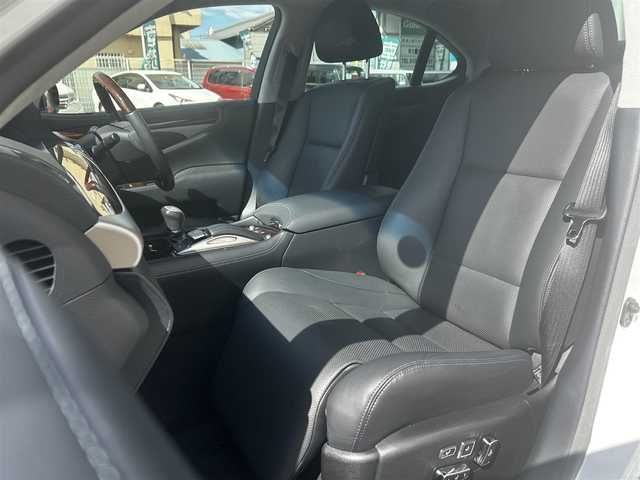 レクサス ＬＳ 460 バージョンC Iパッケージ 愛知県 2016(平28)年 2.3万km ソニッククォーツ 禁煙車/純正メモリナビ/　AM/FM/BT/CD/DVD/AUX/USB/フルセグTV/LEXUSプレミアムサウンド/サンルーフ/前席パワーシート/前席エアシート/シートヒーター/前席ポジションメモリシート/N席オットマン/ステアリングヒーター/ウッドコンビステアリング/本革巻きステアリング/クルーズコントロール（ACC）/ブラインドスポットモニター（BSM）/前後クリアランスソナー（ICS）/オートマチックハイビーム（AHB）/バックカメラ/電子オートパーキング/横滑り防止装置/ビルトインETC2.0/オートライト/三眼LEDヘッドライト/フォグランプ/USB入力端子/リアサンシェード/純正フロアマット/純正19インチAW/W＋サイドエアバッグ/スペアキー/カードキー