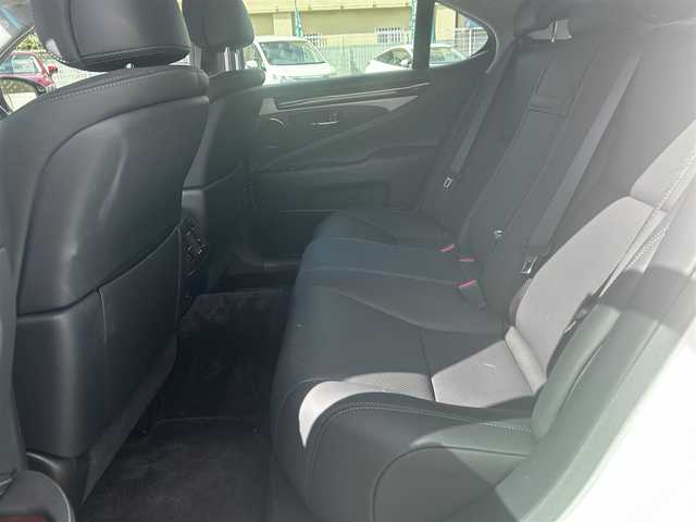 レクサス ＬＳ 460 バージョンC Iパッケージ 愛知県 2016(平28)年 2.3万km ソニッククォーツ 禁煙車/純正メモリナビ/　AM/FM/BT/CD/DVD/AUX/USB/フルセグTV/LEXUSプレミアムサウンド/サンルーフ/前席パワーシート/前席エアシート/シートヒーター/前席ポジションメモリシート/N席オットマン/ステアリングヒーター/ウッドコンビステアリング/本革巻きステアリング/クルーズコントロール（ACC）/ブラインドスポットモニター（BSM）/前後クリアランスソナー（ICS）/オートマチックハイビーム（AHB）/バックカメラ/電子オートパーキング/横滑り防止装置/ビルトインETC2.0/オートライト/三眼LEDヘッドライト/フォグランプ/USB入力端子/リアサンシェード/純正フロアマット/純正19インチAW/W＋サイドエアバッグ/スペアキー/カードキー