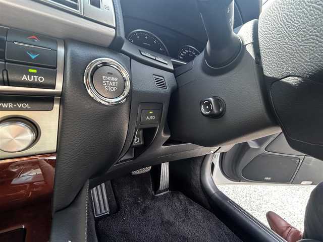 レクサス ＬＳ 460 バージョンC Iパッケージ 愛知県 2016(平28)年 2.3万km ソニッククォーツ 禁煙車/純正メモリナビ/　AM/FM/BT/CD/DVD/AUX/USB/フルセグTV/LEXUSプレミアムサウンド/サンルーフ/前席パワーシート/前席エアシート/シートヒーター/前席ポジションメモリシート/N席オットマン/ステアリングヒーター/ウッドコンビステアリング/本革巻きステアリング/クルーズコントロール（ACC）/ブラインドスポットモニター（BSM）/前後クリアランスソナー（ICS）/オートマチックハイビーム（AHB）/バックカメラ/電子オートパーキング/横滑り防止装置/ビルトインETC2.0/オートライト/三眼LEDヘッドライト/フォグランプ/USB入力端子/リアサンシェード/純正フロアマット/純正19インチAW/W＋サイドエアバッグ/スペアキー/カードキー