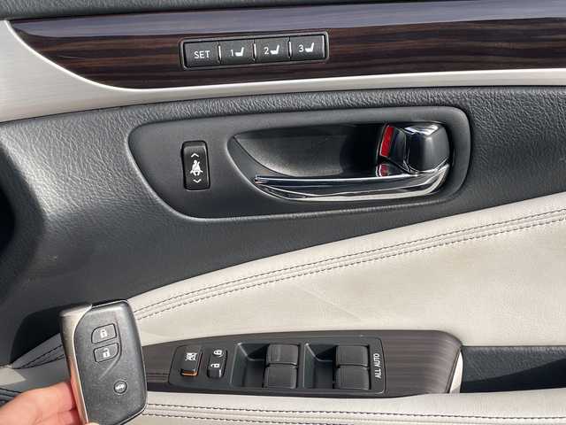 レクサス ＬＳ 600h バージョンL 青森県 2014(平26)年 11万km ブラックオパールマイカ 4WD/純正SDナビ・フルセグTV/CD・DVD・Bluetooth・SD/バックカメラ/セミアニリングレー革シート/前後席エアシート・ヒーター/パワートランク/全ドアイージークローザー/ステアリングヒーター/クルーズコントロール/アダプティブハイビーム/AC100V100W/電動サンシェード/LEDヘッドライト/LEDフォグランプ/社外21インチアルミ