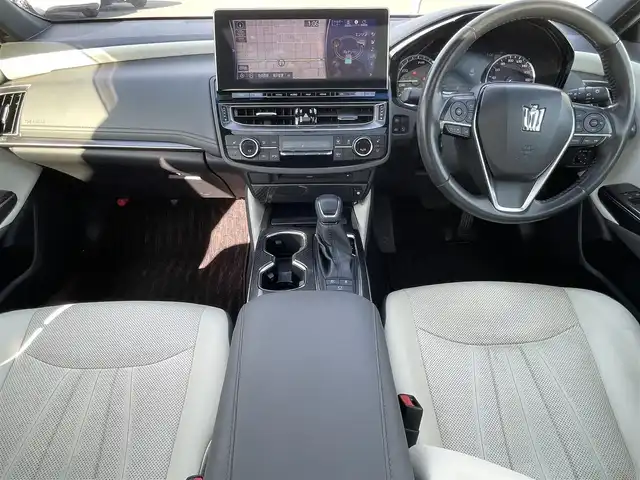 トヨタ クラウン ハイブリッド RS アドバンス 岡山県 2021(令3)年 11.8万km プレシャスホワイトパール 登録時走行距離：117443km/禁煙車/後期モデル/MOP/・白レザーシート/・デジタルインナーミラー/・電動ムーンルーフ/ヘッドアップディスプレイ/純正12.3インチナビ/　(CD/フルセグTV/Bluetooth)/全方位カメラ/クルーズコントロール(追従走行あり)/衝突被害軽減システム（PCS）/車線逸脱警報（LDA）/クリアランスソナー/ブラインドスポットモニター/後退時車両検知警報（RCTA/RCD）/標識認識機能（RSA）/ドライブレコーダー/ビルトインETC2.0/シートヒーター/エアシート/パワーシート/ステアリングヒーター/革巻きステアリング/ステアリングスイッチ/純正LEDヘッドライト/フォグライト/オートライト/プッシュスタート/スマートキー/スペアキー×1/カードキー/パドルシフト/MTモード付きAT/アイドリングストップ/RS専用純正アルミホイール 18インチ/ドアバイザー/ウインカーミラー/電動格納ミラー/オートリトラミラー/純正フロアマット/横滑防止装置/盗難防止装置/取扱説明書/新車時整備手帳（保証書）