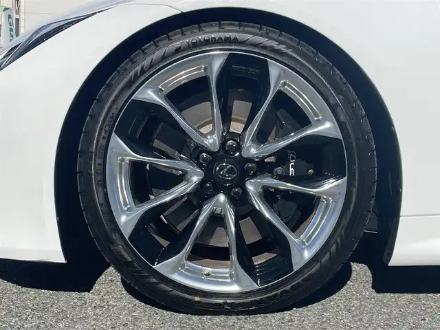 レクサス ＬＣ 500 コンバーチブル 兵庫県 2020(令2)年 4.8万km ホワイトノーヴァガラスフレーク /ワンオーナー//OP 21インチ鍛造AW（ポリッシュ仕上げ/ブラック塗装）//OP カラーヘッドアップディスプレイ//OP マークレビンソンプレミアムサウンド//タイヤ：YOKOHAMA ADAVAN SPORT/ フロント2024年製造　リヤ2023年製造//内装：ダークローズ//KYB（カヤバ）製ダウンサス//ホイールスペーサー//純正ナビ（10.3インチワイドディスプレイ）//地デジ/DVD/BT/USB/AUX/Miracast//ステアリングリモコン（ヒーター付）//バックカメラ//赤本革シート//ヒーター/ベンチレーション/電動/運転席メモリ//ネックヒーター//パドルシフト//ビルトインETC//3眼フルLEDヘッドランプ//純正ドライブレコーダー//カードキー//R3/4/5年レクサス点検記録簿//プリクラッシュセーフティ（PCS）//レーンキープアシスト（LKA）//オートマチックハイビーム（AHB）//レーダークルーズコントロール//ブラインドスポットモニター（BSM）//リヤクロストラフィックアラート（RCTA）//クリアランスソナー//タイヤ空気圧警報（TPWS）