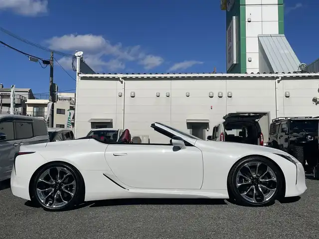 レクサス ＬＣ 500 コンバーチブル 兵庫県 2020(令2)年 4.8万km ホワイトノーヴァガラスフレーク /ワンオーナー//OP 21インチ鍛造AW（ポリッシュ仕上げ/ブラック塗装）//OP カラーヘッドアップディスプレイ//OP マークレビンソンプレミアムサウンド//タイヤ：YOKOHAMA ADAVAN SPORT/ フロント2024年製造　リヤ2023年製造//内装：ダークローズ//KYB（カヤバ）製ダウンサス//ホイールスペーサー//純正ナビ（10.3インチワイドディスプレイ）//地デジ/DVD/BT/USB/AUX/Miracast//ステアリングリモコン（ヒーター付）//バックカメラ//赤本革シート//ヒーター/ベンチレーション/電動/運転席メモリ//ネックヒーター//パドルシフト//ビルトインETC//3眼フルLEDヘッドランプ//純正ドライブレコーダー//カードキー//R3/4/5年レクサス点検記録簿//プリクラッシュセーフティ（PCS）//レーンキープアシスト（LKA）//オートマチックハイビーム（AHB）//レーダークルーズコントロール//ブラインドスポットモニター（BSM）//リヤクロストラフィックアラート（RCTA）//クリアランスソナー//タイヤ空気圧警報（TPWS）