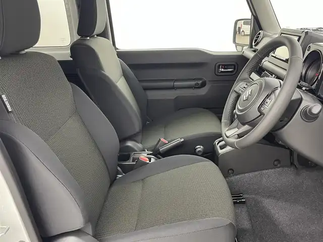 スズキ ジムニー XC 福岡県 2024(令6)年 0.1万km未満 ピュアホワイトP 登録済未使用車　/社外ナビ（フルセグＴＶ）　/ＥＴＣ　/前方ドライブレコーダー　/クルーズコントロール　/コーナーセンサー　/衝突被害軽減ブレーキ　/レーンキープ　/ヒルディセントコントロール　/シートヒーター　/ＬＥＤ