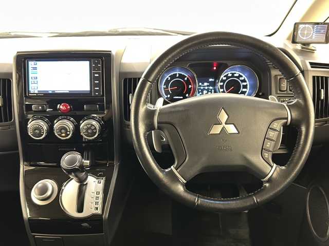 三菱 デリカＤ：５ D－Power package 道央・札幌 2015(平27)年 11.1万km クールシルバーメタリック /ワンオーナー//4WD//両側パワースライドドア//3列シート//純正エンジンスターター//社外メモリナビ：CN-RS02WD/　(Bluetooth/CD/DVD/SDミュージックサーバー/USB/フルセグTV)//バックカメラ//社外前方ドライブレコーダー//ETC//社外レーダー　(SuperCat/GWR101sd)//横滑り防止装置//クルーズコントロール//パドルシフト//デフロック//オートエアコン//リアエアコン//オートライト//HIDヘッドライト//純正フォグランプ//前席シートヒーター//革巻きステアリング//純正アルミホイール//純正ドアバイザー//純正フロアマット//電動格納ウィンカーミラー//ABS//盗難防止装置//スマートキー//スペアキー1本//取扱説明書//保証書//純正アルミホイール付サマータイヤ積み込み/　(225/55/R18/21年製/3mm)