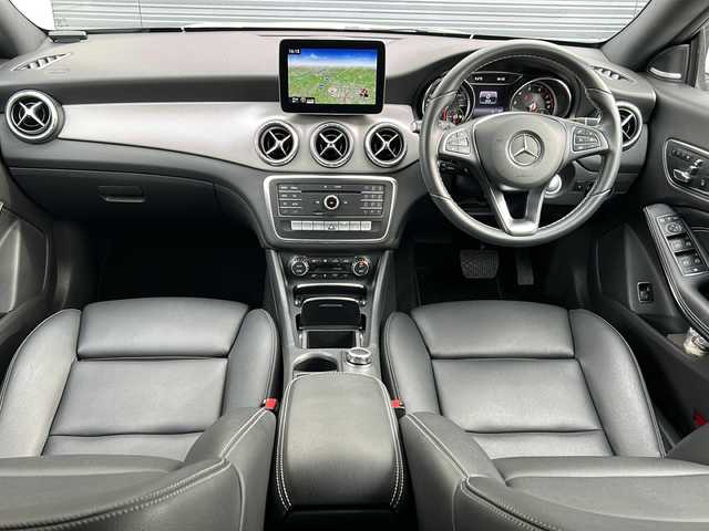 メルセデス・ベンツ ＣＬＡ２２０ Sブレイク 4MATIC 佐賀県 2018(平30)年 4.4万km ポーラホワイト 純正ナビ/Bluetooth/CD/DVD/USB/フルセグTV/バックカメラ/サンルーフ/LEDオートライト/ダブルエアコン/ブラインドスポットモニター/パドルシフト/前席パワーシート/メモリシート/前席シートヒーター/レザーシート/電格リアゲート/クリアランスソナー/ステアリングスイッチ/ソケット/革巻きステアリング/プッシュスタート/スペアキー/保証書/取扱説明書
