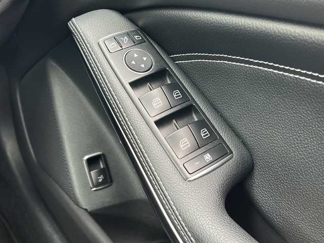 メルセデス・ベンツ ＣＬＡ２２０ Sブレイク 4MATIC 佐賀県 2018(平30)年 4.4万km ポーラホワイト 純正ナビ/Bluetooth/CD/DVD/USB/フルセグTV/バックカメラ/サンルーフ/LEDオートライト/ダブルエアコン/ブラインドスポットモニター/パドルシフト/前席パワーシート/メモリシート/前席シートヒーター/レザーシート/電格リアゲート/クリアランスソナー/ステアリングスイッチ/ソケット/革巻きステアリング/プッシュスタート/スペアキー/保証書/取扱説明書