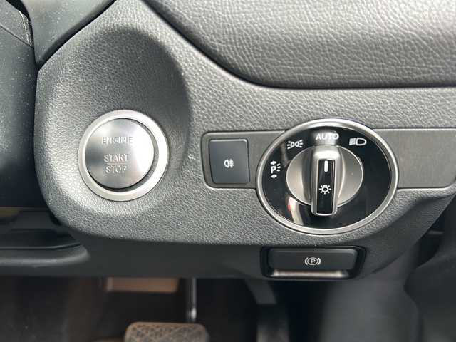 メルセデス・ベンツ ＣＬＡ２２０ Sブレイク 4MATIC 佐賀県 2018(平30)年 4.4万km ポーラホワイト 純正ナビ/Bluetooth/CD/DVD/USB/フルセグTV/バックカメラ/サンルーフ/LEDオートライト/ダブルエアコン/ブラインドスポットモニター/パドルシフト/前席パワーシート/メモリシート/前席シートヒーター/レザーシート/電格リアゲート/クリアランスソナー/ステアリングスイッチ/ソケット/革巻きステアリング/プッシュスタート/スペアキー/保証書/取扱説明書