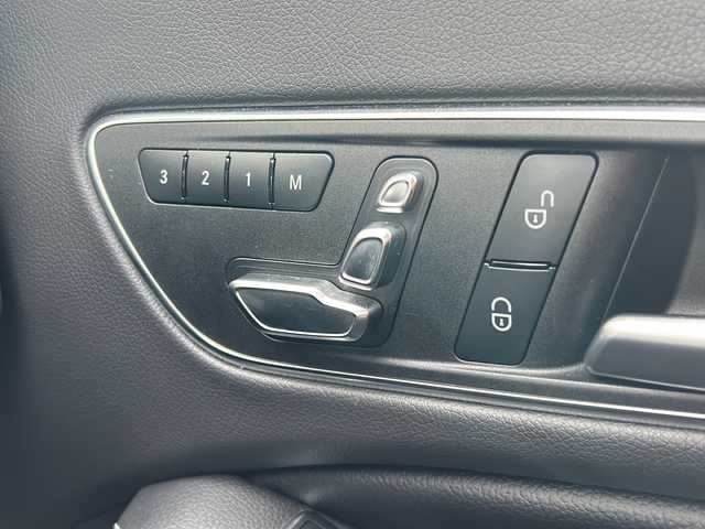 メルセデス・ベンツ ＣＬＡ２２０ Sブレイク 4MATIC 佐賀県 2018(平30)年 4.4万km ポーラホワイト 純正ナビ/Bluetooth/CD/DVD/USB/フルセグTV/バックカメラ/サンルーフ/LEDオートライト/ダブルエアコン/ブラインドスポットモニター/パドルシフト/前席パワーシート/メモリシート/前席シートヒーター/レザーシート/電格リアゲート/クリアランスソナー/ステアリングスイッチ/ソケット/革巻きステアリング/プッシュスタート/スペアキー/保証書/取扱説明書