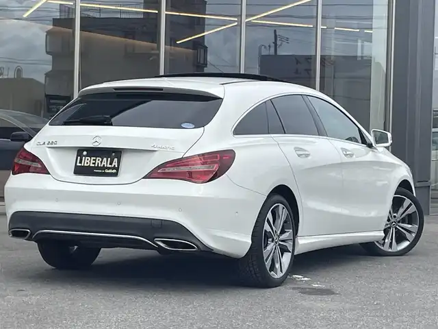 メルセデス・ベンツ ＣＬＡ２２０ Sブレイク 4MATIC 青森県 2018(平30)年 4.4万km ポーラホワイト /4WD/ターボ/ハーマンカードン/　サウンドシステム/純正ナビ/　（Bt/CD/DVD/USB/フルセグTV)/バックカメラ/サンルーフ/衝突軽減ブレーキ/ACC/アンビエントライト/LEDオートライト/ブラインドスポットモニター/パドルシフト/前席メモリー付きパワーシート/前席シートヒーター/黒レザーシート/パワーバックドア/前後クリアランスソナー/ステアリングスイッチ/革巻きステアリング/リア7面プライバシーガラス/プッシュスタート/スペアキー/保証書/取扱説明書