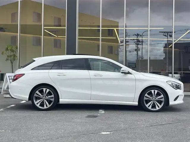 メルセデス・ベンツ ＣＬＡ２２０ Sブレイク 4MATIC 青森県 2018(平30)年 4.4万km ポーラホワイト /4WD/ターボ/ハーマンカードン/　サウンドシステム/純正ナビ/　（Bt/CD/DVD/USB/フルセグTV)/バックカメラ/サンルーフ/衝突軽減ブレーキ/ACC/アンビエントライト/LEDオートライト/ブラインドスポットモニター/パドルシフト/前席メモリー付きパワーシート/前席シートヒーター/黒レザーシート/パワーバックドア/前後クリアランスソナー/ステアリングスイッチ/革巻きステアリング/リア7面プライバシーガラス/プッシュスタート/スペアキー/保証書/取扱説明書