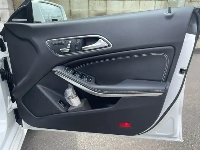 メルセデス・ベンツ ＣＬＡ２２０ Sブレイク 4MATIC 青森県 2018(平30)年 4.4万km ポーラホワイト /4WD/ターボ/ハーマンカードン/　サウンドシステム/純正ナビ/　（Bt/CD/DVD/USB/フルセグTV)/バックカメラ/サンルーフ/衝突軽減ブレーキ/ACC/アンビエントライト/LEDオートライト/ブラインドスポットモニター/パドルシフト/前席メモリー付きパワーシート/前席シートヒーター/黒レザーシート/パワーバックドア/前後クリアランスソナー/ステアリングスイッチ/革巻きステアリング/リア7面プライバシーガラス/プッシュスタート/スペアキー/保証書/取扱説明書