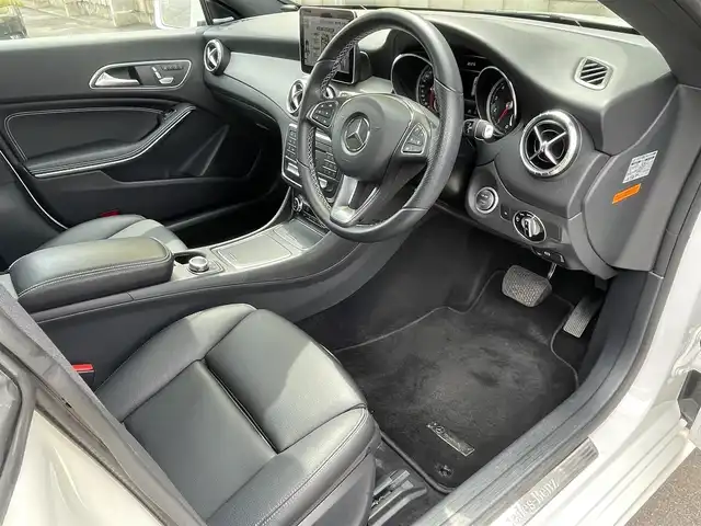 メルセデス・ベンツ ＣＬＡ２２０ Sブレイク 4MATIC 青森県 2018(平30)年 4.4万km ポーラホワイト /4WD/ターボ/ハーマンカードン/　サウンドシステム/純正ナビ/　（Bt/CD/DVD/USB/フルセグTV)/バックカメラ/サンルーフ/衝突軽減ブレーキ/ACC/アンビエントライト/LEDオートライト/ブラインドスポットモニター/パドルシフト/前席メモリー付きパワーシート/前席シートヒーター/黒レザーシート/パワーバックドア/前後クリアランスソナー/ステアリングスイッチ/革巻きステアリング/リア7面プライバシーガラス/プッシュスタート/スペアキー/保証書/取扱説明書