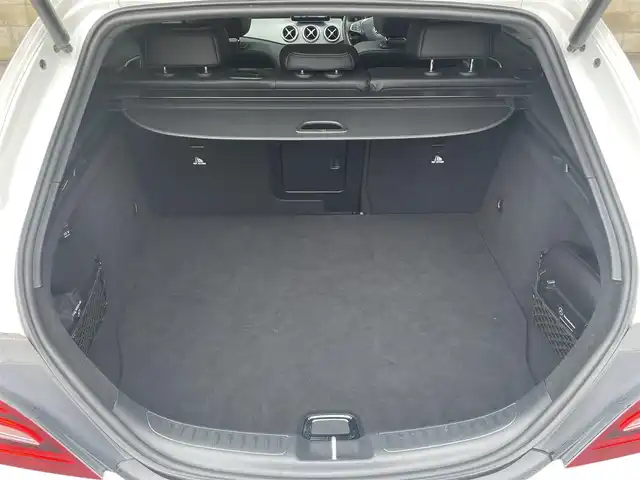 メルセデス・ベンツ ＣＬＡ２２０ Sブレイク 4MATIC 青森県 2018(平30)年 4.4万km ポーラホワイト /4WD/ターボ/ハーマンカードン/　サウンドシステム/純正ナビ/　（Bt/CD/DVD/USB/フルセグTV)/バックカメラ/サンルーフ/衝突軽減ブレーキ/ACC/アンビエントライト/LEDオートライト/ブラインドスポットモニター/パドルシフト/前席メモリー付きパワーシート/前席シートヒーター/黒レザーシート/パワーバックドア/前後クリアランスソナー/ステアリングスイッチ/革巻きステアリング/リア7面プライバシーガラス/プッシュスタート/スペアキー/保証書/取扱説明書