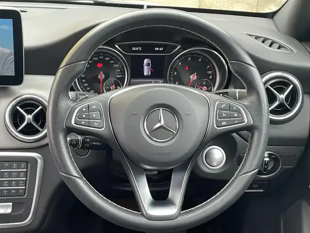 メルセデス・ベンツ ＣＬＡ２２０ Sブレイク 4MATIC 青森県 2018(平30)年 4.4万km ポーラホワイト /4WD/ターボ/ハーマンカードン/　サウンドシステム/純正ナビ/　（Bt/CD/DVD/USB/フルセグTV)/バックカメラ/サンルーフ/衝突軽減ブレーキ/ACC/アンビエントライト/LEDオートライト/ブラインドスポットモニター/パドルシフト/前席メモリー付きパワーシート/前席シートヒーター/黒レザーシート/パワーバックドア/前後クリアランスソナー/ステアリングスイッチ/革巻きステアリング/リア7面プライバシーガラス/プッシュスタート/スペアキー/保証書/取扱説明書
