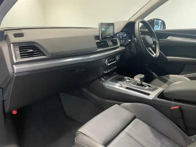 アウディ Ｑ５ TDI 1stエディション ブラックスタイリング 愛知県 2019(平31)年 2万km ミトスブラックメタリック 限定２５０台　/ブラックスタイリング/ラグジュアリーＰＫＧ　/本革シート/シートヒーター/アシスタンスＰＫＧ　/５セグメントスポークデザインＡＷ　/マトリクスＬＥＤライト/バーチャルコクピット　/純正ナビ　/３６０度カメラ　/Ｂｌｕｅｔｏｏｔｈ　/フルセグＴＶ/ACC/LKA/BSM/ETC2.0/ドライブレコーダー/プッシュスタート