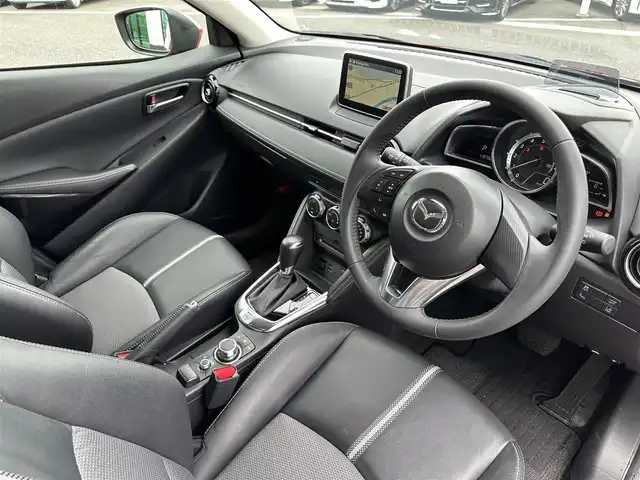 マツダ デミオ 13S ブラックレザーリミテッド 島根県 2016(平28)年 1.1万km ソウルレッドプレミアムメタリック スマートシティブレーキ/純正ナビ/CD/DVD/SD/Bluetooth/USB/ドライブレコーダー/バックカメラ/ブラインドスポットモニター/レーンキープアシスト/純正15インチアルミホイール/運転席/助手席シートヒーター/ステアリングスイッチ/HUD/ウインカーミラー/電動格納ミラー/LEDオートライト/ビルトインETC/スマートキー/スペアキー×1/プッシュスタート/保証書/取扱説明書