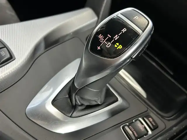 ＢＭＷ ３２０ｄ ブルーパフォーマンス Mスポーツ 大阪府 2013(平25)年 13.1万km アルピンホワイトⅢ iDriveナビゲーションシステム/バックカメラ/キセノンヘッドライト/オートライト/コンフォートアクセス/社外18インチAW/D/N席パワーシート/フロント/トランクスポイラー/カーボンドアミラーカバー/ステアリングスイッチ