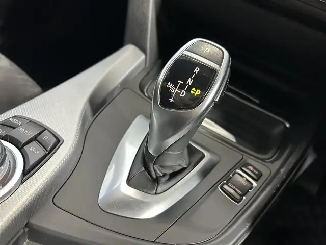 ＢＭＷ ３２０ｄ ブルーパフォーマンス Mスポーツ 大阪府 2013(平25)年 13.1万km アルピンホワイトⅢ iDriveナビゲーションシステム/バックカメラ/キセノンヘッドライト/オートライト/コンフォートアクセス/社外18インチAW/D/N席パワーシート/フロント/トランクスポイラー/カーボンドアミラーカバー/ステアリングスイッチ