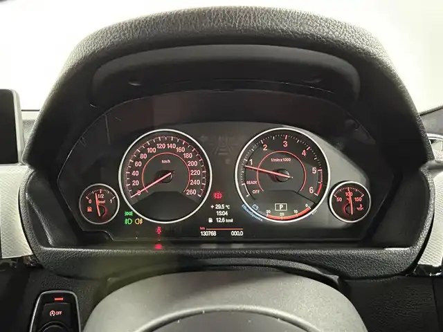 ＢＭＷ ３２０ｄ ブルーパフォーマンス Mスポーツ 大阪府 2013(平25)年 13.1万km アルピンホワイトⅢ iDriveナビゲーションシステム/バックカメラ/キセノンヘッドライト/オートライト/コンフォートアクセス/社外18インチAW/D/N席パワーシート/フロント/トランクスポイラー/カーボンドアミラーカバー/ステアリングスイッチ
