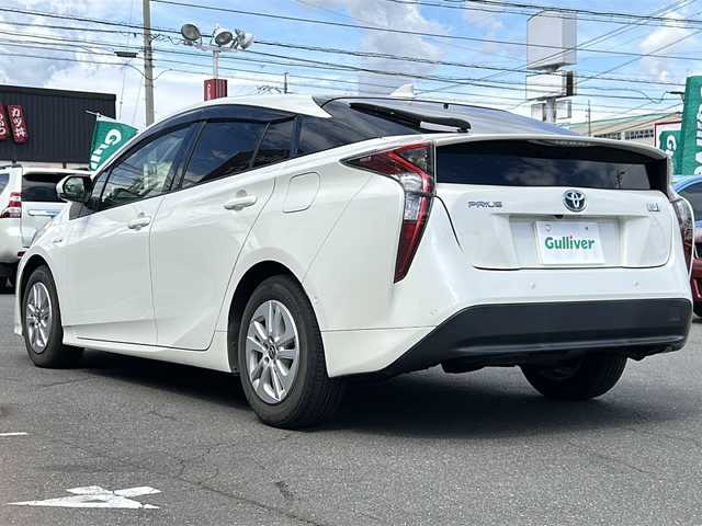 トヨタ プリウス Sセーフティプラス 長野県 2018(平30)年 6.8万km ホワイトパールマイカ ・純正7インチSDナビゲーション/CD ワンセグTV Bluetooth/・バックカメラ/・ビルトインETC/・トヨタセーフティセンス/・レーダークルーズコントロール/・レーンキープアシスト/・オートマチックハイビーム/・コーナーセンサー/・LEDヘッドライト/・オートライト/・ドライブレコーダー/・横滑り防止装置/・ウィンカーミラー/・電動格納ミラー/・フロアマット/・スマートキー/・エンジンプッシュスタート