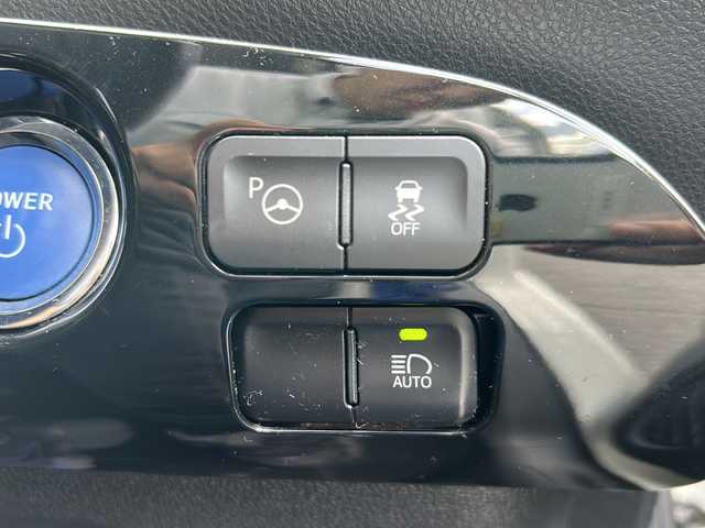 トヨタ プリウス Sセーフティプラス 長野県 2018(平30)年 6.8万km ホワイトパールマイカ ・純正7インチSDナビゲーション/CD ワンセグTV Bluetooth/・バックカメラ/・ビルトインETC/・トヨタセーフティセンス/・レーダークルーズコントロール/・レーンキープアシスト/・オートマチックハイビーム/・コーナーセンサー/・LEDヘッドライト/・オートライト/・ドライブレコーダー/・横滑り防止装置/・ウィンカーミラー/・電動格納ミラー/・フロアマット/・スマートキー/・エンジンプッシュスタート