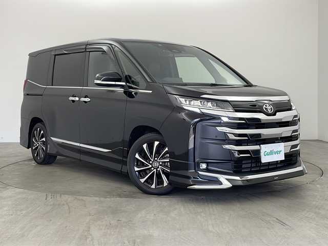 トヨタ ノア S－Z 兵庫県 2022(令4)年 2.6万km アティチュードブラックマイカ ・純正ディスプレイオーディオプラス(CD/DVD/BT/TV/HDMI/Miracast/USB）/・両側パワースライドドア/・モデリスタ/・パワーバックドア/・ユニバーサルステップ/・オットマン/・ステアリングヒーター/・プリクラッシュセーフティ/・オートマチックハイビーム/・レーダークルーズコントロール/・クリアランスソナー/・レーンディパーチャーアラート/・パーキングサポートブレーキ/・プロアクティブドライビングアシスト/・ロードサインアシスト/・3眼プロジェクターLEDヘッドライト/・ハーフレザーシート/・全席シートヒーター/・Gファクトリーデジタルインナーミラー/・前後ドライブレコーダー/・ビルトインETC/・純正17インチAW/・電動パーキングブレーキ/・オートブレーキホールド/・ナノイーX/・カーテンエアバック/・プッシュスタート