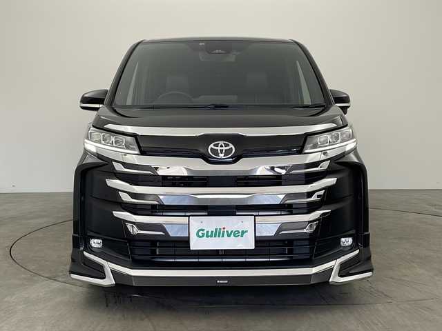 トヨタ ノア S－Z 兵庫県 2022(令4)年 2.6万km アティチュードブラックマイカ ・純正ディスプレイオーディオプラス(CD/DVD/BT/TV/HDMI/Miracast/USB）/・両側パワースライドドア/・モデリスタ/・パワーバックドア/・ユニバーサルステップ/・オットマン/・ステアリングヒーター/・プリクラッシュセーフティ/・オートマチックハイビーム/・レーダークルーズコントロール/・クリアランスソナー/・レーンディパーチャーアラート/・パーキングサポートブレーキ/・プロアクティブドライビングアシスト/・ロードサインアシスト/・3眼プロジェクターLEDヘッドライト/・ハーフレザーシート/・全席シートヒーター/・Gファクトリーデジタルインナーミラー/・前後ドライブレコーダー/・ビルトインETC/・純正17インチAW/・電動パーキングブレーキ/・オートブレーキホールド/・ナノイーX/・カーテンエアバック/・プッシュスタート