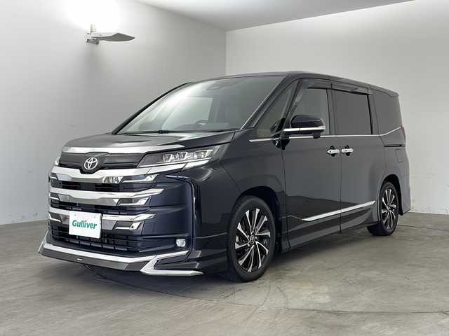 トヨタ ノア S－Z 兵庫県 2022(令4)年 2.6万km アティチュードブラックマイカ ・純正ディスプレイオーディオプラス(CD/DVD/BT/TV/HDMI/Miracast/USB）/・両側パワースライドドア/・モデリスタ/・パワーバックドア/・ユニバーサルステップ/・オットマン/・ステアリングヒーター/・プリクラッシュセーフティ/・オートマチックハイビーム/・レーダークルーズコントロール/・クリアランスソナー/・レーンディパーチャーアラート/・パーキングサポートブレーキ/・プロアクティブドライビングアシスト/・ロードサインアシスト/・3眼プロジェクターLEDヘッドライト/・ハーフレザーシート/・全席シートヒーター/・Gファクトリーデジタルインナーミラー/・前後ドライブレコーダー/・ビルトインETC/・純正17インチAW/・電動パーキングブレーキ/・オートブレーキホールド/・ナノイーX/・カーテンエアバック/・プッシュスタート