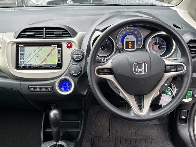 ホンダ フィット ハイブリット 広島県 2012(平24)年 1.9万km プレミアムホワイトパール 禁煙/純正ナビ（VXM-128VSXi）/・ワンセグ/CD/DVD/SD/クルーズコントロール/ＥＣＯＮ/ヘッドライトレベライザー/ＬＥＤドアミラーウインカー/オートエアコン/純正フロアマット