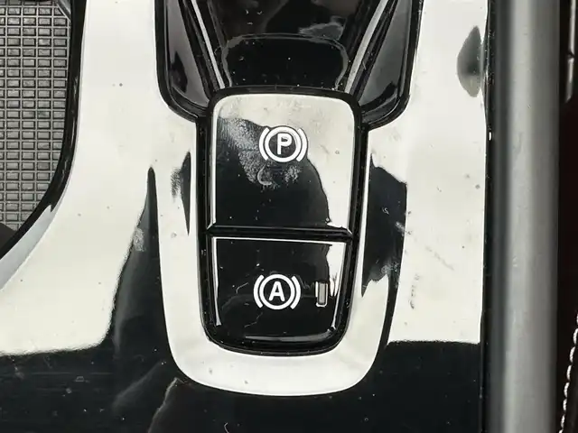 ボルボ ＸＣ４０ T4 AWD Rデザイン 新潟県 2018(平30)年 1.3万km クリスタルホワイトP/ブラック 9インチタッチスクリーン式センターディスプレイ/（ナビ/TV/Apple Car Play)/360°ビューカメラ/アダプティブ・クルーズ・コントロール/パイロット・アシスト/レーン・キーピング・エイド/歩行者・サイクリスト・大型動物検知機能/インターセクション・サポート/被追突時警告機能/クロス・トラフィック・アラート/オンカミング・レーン・ミティゲーション/ステアリング・アシスト付BLIS/レーン・チェンジ・マージ・エイド/ロード・サイン・インフォメーション/ドライバー・アラート・コントロール/パーク・アシスト・パイロット/LEDヘッドライト/純正19インチAW/純正フロアマット/ETC