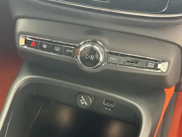 ボルボ ＸＣ４０ T4 AWD Rデザイン 新潟県 2018(平30)年 1.3万km クリスタルホワイトP/ブラック 9インチタッチスクリーン式センターディスプレイ/（ナビ/TV/Apple Car Play)/360°ビューカメラ/アダプティブ・クルーズ・コントロール/パイロット・アシスト/レーン・キーピング・エイド/歩行者・サイクリスト・大型動物検知機能/インターセクション・サポート/被追突時警告機能/クロス・トラフィック・アラート/オンカミング・レーン・ミティゲーション/ステアリング・アシスト付BLIS/レーン・チェンジ・マージ・エイド/ロード・サイン・インフォメーション/ドライバー・アラート・コントロール/パーク・アシスト・パイロット/LEDヘッドライト/純正19インチAW/純正フロアマット/ETC