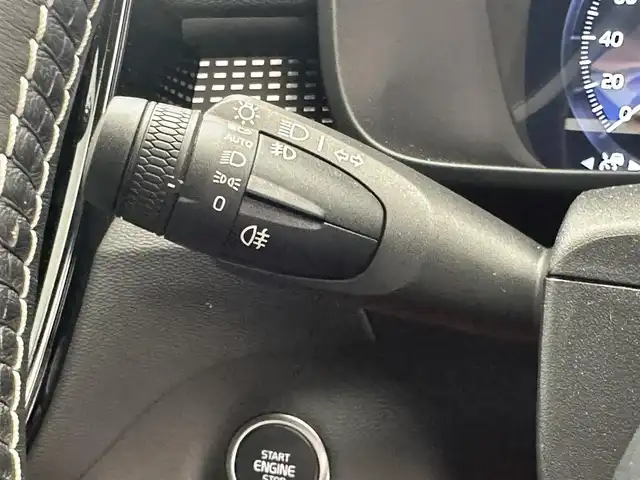 ボルボ ＸＣ４０ T4 AWD Rデザイン 新潟県 2018(平30)年 1.3万km クリスタルホワイトP/ブラック 9インチタッチスクリーン式センターディスプレイ/（ナビ/TV/Apple Car Play)/360°ビューカメラ/アダプティブ・クルーズ・コントロール/パイロット・アシスト/レーン・キーピング・エイド/歩行者・サイクリスト・大型動物検知機能/インターセクション・サポート/被追突時警告機能/クロス・トラフィック・アラート/オンカミング・レーン・ミティゲーション/ステアリング・アシスト付BLIS/レーン・チェンジ・マージ・エイド/ロード・サイン・インフォメーション/ドライバー・アラート・コントロール/パーク・アシスト・パイロット/LEDヘッドライト/純正19インチAW/純正フロアマット/ETC