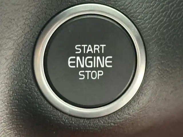 ボルボ ＸＣ４０ T4 AWD Rデザイン 新潟県 2018(平30)年 1.3万km クリスタルホワイトP/ブラック 9インチタッチスクリーン式センターディスプレイ/（ナビ/TV/Apple Car Play)/360°ビューカメラ/アダプティブ・クルーズ・コントロール/パイロット・アシスト/レーン・キーピング・エイド/歩行者・サイクリスト・大型動物検知機能/インターセクション・サポート/被追突時警告機能/クロス・トラフィック・アラート/オンカミング・レーン・ミティゲーション/ステアリング・アシスト付BLIS/レーン・チェンジ・マージ・エイド/ロード・サイン・インフォメーション/ドライバー・アラート・コントロール/パーク・アシスト・パイロット/LEDヘッドライト/純正19インチAW/純正フロアマット/ETC