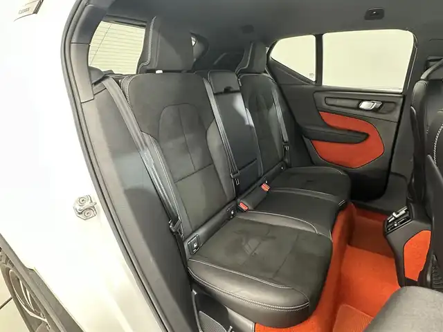 ボルボ ＸＣ４０ T4 AWD Rデザイン 新潟県 2018(平30)年 1.3万km クリスタルホワイトP/ブラック 9インチタッチスクリーン式センターディスプレイ/（ナビ/TV/Apple Car Play)/360°ビューカメラ/アダプティブ・クルーズ・コントロール/パイロット・アシスト/レーン・キーピング・エイド/歩行者・サイクリスト・大型動物検知機能/インターセクション・サポート/被追突時警告機能/クロス・トラフィック・アラート/オンカミング・レーン・ミティゲーション/ステアリング・アシスト付BLIS/レーン・チェンジ・マージ・エイド/ロード・サイン・インフォメーション/ドライバー・アラート・コントロール/パーク・アシスト・パイロット/LEDヘッドライト/純正19インチAW/純正フロアマット/ETC