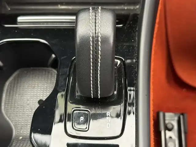 ボルボ ＸＣ４０ T4 AWD Rデザイン 新潟県 2018(平30)年 1.3万km クリスタルホワイトP/ブラック 9インチタッチスクリーン式センターディスプレイ/（ナビ/TV/Apple Car Play)/360°ビューカメラ/アダプティブ・クルーズ・コントロール/パイロット・アシスト/レーン・キーピング・エイド/歩行者・サイクリスト・大型動物検知機能/インターセクション・サポート/被追突時警告機能/クロス・トラフィック・アラート/オンカミング・レーン・ミティゲーション/ステアリング・アシスト付BLIS/レーン・チェンジ・マージ・エイド/ロード・サイン・インフォメーション/ドライバー・アラート・コントロール/パーク・アシスト・パイロット/LEDヘッドライト/純正19インチAW/純正フロアマット/ETC