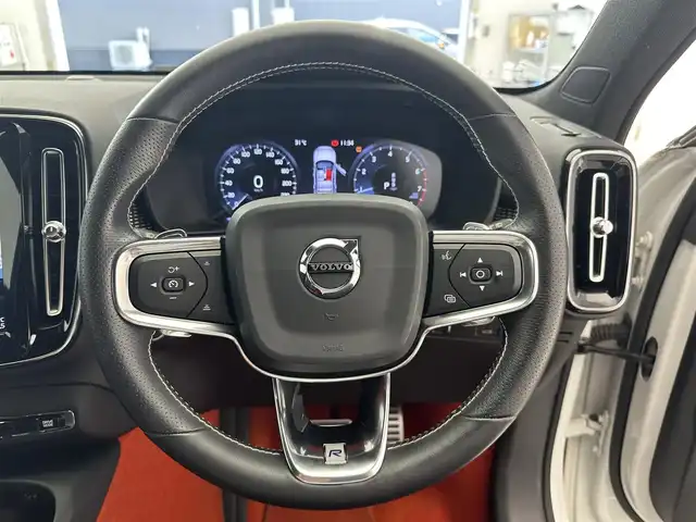 ボルボ ＸＣ４０ T4 AWD Rデザイン 新潟県 2018(平30)年 1.3万km クリスタルホワイトP/ブラック 9インチタッチスクリーン式センターディスプレイ/（ナビ/TV/Apple Car Play)/360°ビューカメラ/アダプティブ・クルーズ・コントロール/パイロット・アシスト/レーン・キーピング・エイド/歩行者・サイクリスト・大型動物検知機能/インターセクション・サポート/被追突時警告機能/クロス・トラフィック・アラート/オンカミング・レーン・ミティゲーション/ステアリング・アシスト付BLIS/レーン・チェンジ・マージ・エイド/ロード・サイン・インフォメーション/ドライバー・アラート・コントロール/パーク・アシスト・パイロット/LEDヘッドライト/純正19インチAW/純正フロアマット/ETC