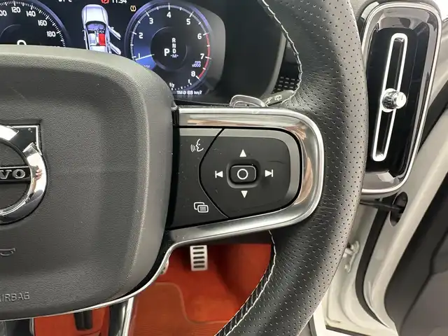 ボルボ ＸＣ４０ T4 AWD Rデザイン 新潟県 2018(平30)年 1.3万km クリスタルホワイトP/ブラック 9インチタッチスクリーン式センターディスプレイ/（ナビ/TV/Apple Car Play)/360°ビューカメラ/アダプティブ・クルーズ・コントロール/パイロット・アシスト/レーン・キーピング・エイド/歩行者・サイクリスト・大型動物検知機能/インターセクション・サポート/被追突時警告機能/クロス・トラフィック・アラート/オンカミング・レーン・ミティゲーション/ステアリング・アシスト付BLIS/レーン・チェンジ・マージ・エイド/ロード・サイン・インフォメーション/ドライバー・アラート・コントロール/パーク・アシスト・パイロット/LEDヘッドライト/純正19インチAW/純正フロアマット/ETC