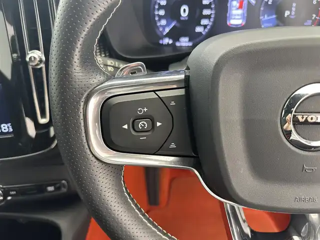 ボルボ ＸＣ４０ T4 AWD Rデザイン 新潟県 2018(平30)年 1.3万km クリスタルホワイトP/ブラック 9インチタッチスクリーン式センターディスプレイ/（ナビ/TV/Apple Car Play)/360°ビューカメラ/アダプティブ・クルーズ・コントロール/パイロット・アシスト/レーン・キーピング・エイド/歩行者・サイクリスト・大型動物検知機能/インターセクション・サポート/被追突時警告機能/クロス・トラフィック・アラート/オンカミング・レーン・ミティゲーション/ステアリング・アシスト付BLIS/レーン・チェンジ・マージ・エイド/ロード・サイン・インフォメーション/ドライバー・アラート・コントロール/パーク・アシスト・パイロット/LEDヘッドライト/純正19インチAW/純正フロアマット/ETC