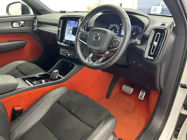 ボルボ ＸＣ４０ T4 AWD Rデザイン 新潟県 2018(平30)年 1.3万km クリスタルホワイトP/ブラック 9インチタッチスクリーン式センターディスプレイ/（ナビ/TV/Apple Car Play)/360°ビューカメラ/アダプティブ・クルーズ・コントロール/パイロット・アシスト/レーン・キーピング・エイド/歩行者・サイクリスト・大型動物検知機能/インターセクション・サポート/被追突時警告機能/クロス・トラフィック・アラート/オンカミング・レーン・ミティゲーション/ステアリング・アシスト付BLIS/レーン・チェンジ・マージ・エイド/ロード・サイン・インフォメーション/ドライバー・アラート・コントロール/パーク・アシスト・パイロット/LEDヘッドライト/純正19インチAW/純正フロアマット/ETC