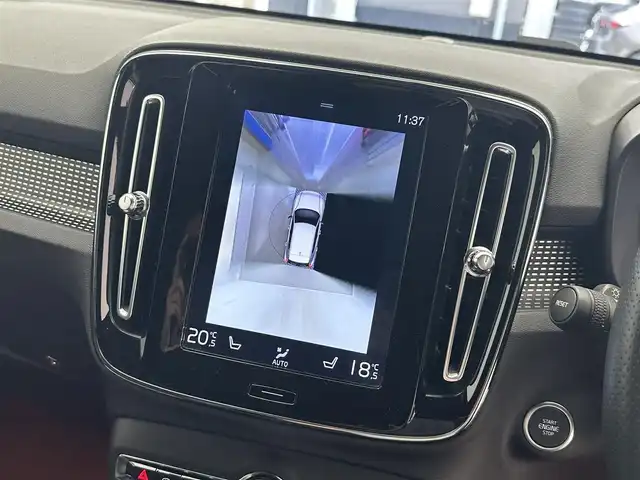 ボルボ ＸＣ４０ T4 AWD Rデザイン 新潟県 2018(平30)年 1.3万km クリスタルホワイトP/ブラック 9インチタッチスクリーン式センターディスプレイ/（ナビ/TV/Apple Car Play)/360°ビューカメラ/アダプティブ・クルーズ・コントロール/パイロット・アシスト/レーン・キーピング・エイド/歩行者・サイクリスト・大型動物検知機能/インターセクション・サポート/被追突時警告機能/クロス・トラフィック・アラート/オンカミング・レーン・ミティゲーション/ステアリング・アシスト付BLIS/レーン・チェンジ・マージ・エイド/ロード・サイン・インフォメーション/ドライバー・アラート・コントロール/パーク・アシスト・パイロット/LEDヘッドライト/純正19インチAW/純正フロアマット/ETC