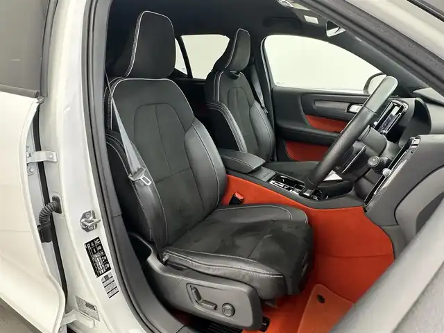 ボルボ ＸＣ４０ T4 AWD Rデザイン 新潟県 2018(平30)年 1.3万km クリスタルホワイトP/ブラック 9インチタッチスクリーン式センターディスプレイ/（ナビ/TV/Apple Car Play)/360°ビューカメラ/アダプティブ・クルーズ・コントロール/パイロット・アシスト/レーン・キーピング・エイド/歩行者・サイクリスト・大型動物検知機能/インターセクション・サポート/被追突時警告機能/クロス・トラフィック・アラート/オンカミング・レーン・ミティゲーション/ステアリング・アシスト付BLIS/レーン・チェンジ・マージ・エイド/ロード・サイン・インフォメーション/ドライバー・アラート・コントロール/パーク・アシスト・パイロット/LEDヘッドライト/純正19インチAW/純正フロアマット/ETC