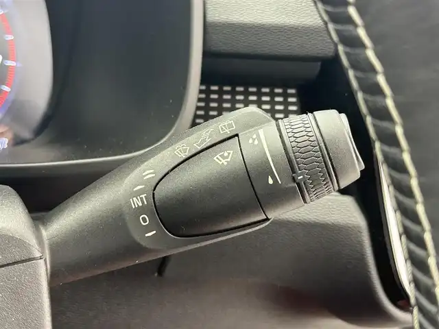 ボルボ ＸＣ４０ T4 AWD Rデザイン 新潟県 2018(平30)年 1.3万km クリスタルホワイトP/ブラック 9インチタッチスクリーン式センターディスプレイ/（ナビ/TV/Apple Car Play)/360°ビューカメラ/アダプティブ・クルーズ・コントロール/パイロット・アシスト/レーン・キーピング・エイド/歩行者・サイクリスト・大型動物検知機能/インターセクション・サポート/被追突時警告機能/クロス・トラフィック・アラート/オンカミング・レーン・ミティゲーション/ステアリング・アシスト付BLIS/レーン・チェンジ・マージ・エイド/ロード・サイン・インフォメーション/ドライバー・アラート・コントロール/パーク・アシスト・パイロット/LEDヘッドライト/純正19インチAW/純正フロアマット/ETC