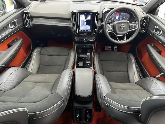 ボルボ ＸＣ４０ T4 AWD Rデザイン 新潟県 2018(平30)年 1.3万km クリスタルホワイトP/ブラック 9インチタッチスクリーン式センターディスプレイ/（ナビ/TV/Apple Car Play)/360°ビューカメラ/アダプティブ・クルーズ・コントロール/パイロット・アシスト/レーン・キーピング・エイド/歩行者・サイクリスト・大型動物検知機能/インターセクション・サポート/被追突時警告機能/クロス・トラフィック・アラート/オンカミング・レーン・ミティゲーション/ステアリング・アシスト付BLIS/レーン・チェンジ・マージ・エイド/ロード・サイン・インフォメーション/ドライバー・アラート・コントロール/パーク・アシスト・パイロット/LEDヘッドライト/純正19インチAW/純正フロアマット/ETC